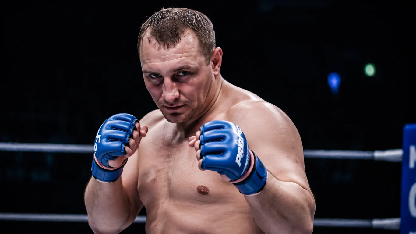 Igor Vovchanchyn Ice Cold w pozycji walki kickboxerskiej, charakterystyczny niski wzrost 173 cm ukraińskiego mistrza nokautu, intensywne spojrzenie weterana japońskich gal MMA lat 90.